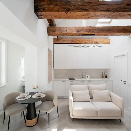 Bright I Etmonu St I Easy Check In I Cohost *