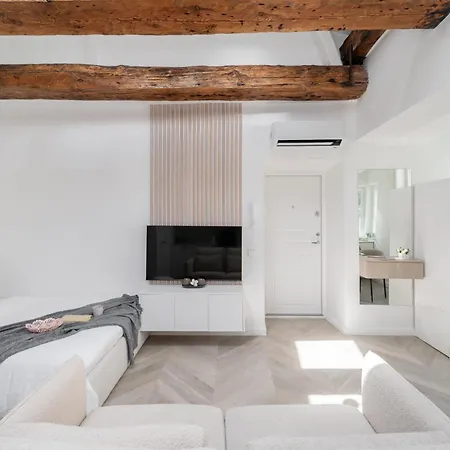 Bright I Etmonu St I Easy Check In I Cohost *