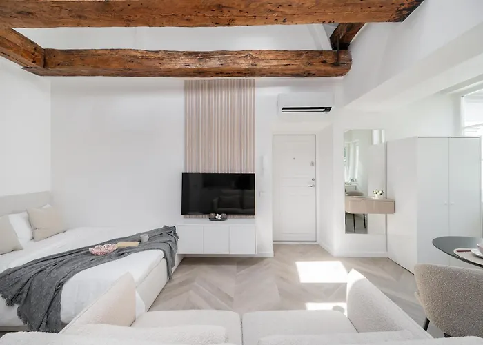 Bright I Etmonu St I Easy Check In I Cohost *