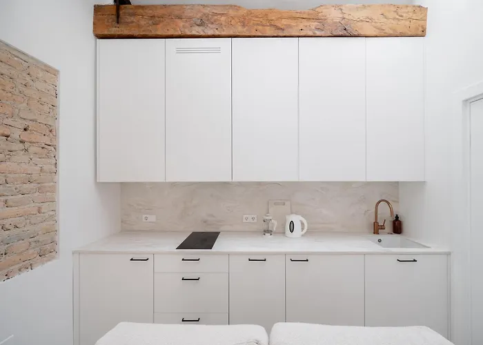 Bright I Etmonu St I Easy Check In I Cohost