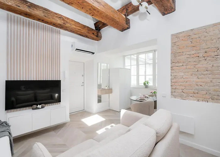 Bright I Etmonu St I Easy Check In I Cohost